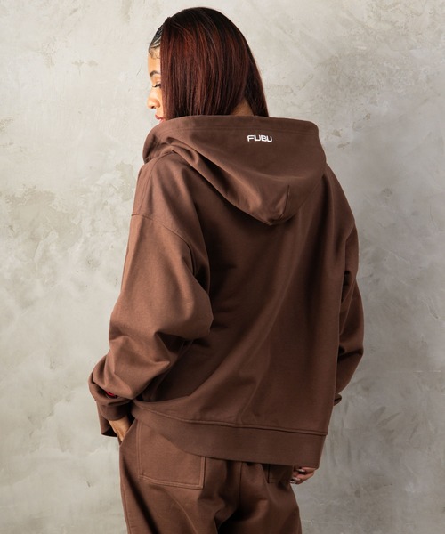FUBU（ フブ）の「FUBU フブ M’S OG LOGO ZIP HOODIE/OGロゴジップフーディー（パーカー・メンズ・アッシュグレー/ブラウン/ブラック・L/M/XXL/XL）」の4枚目の写真
