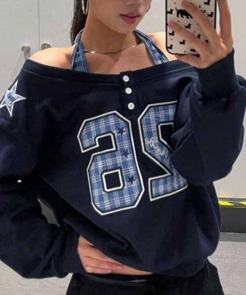 SHERU(シェル)の「ヘンリーネック オフショルダー ナンバリングオーバーサイズスウェットトップスY2K レディース(Tシャツ/カットソー・レディース・グレー/ネイビー・M)」の2枚目の写真