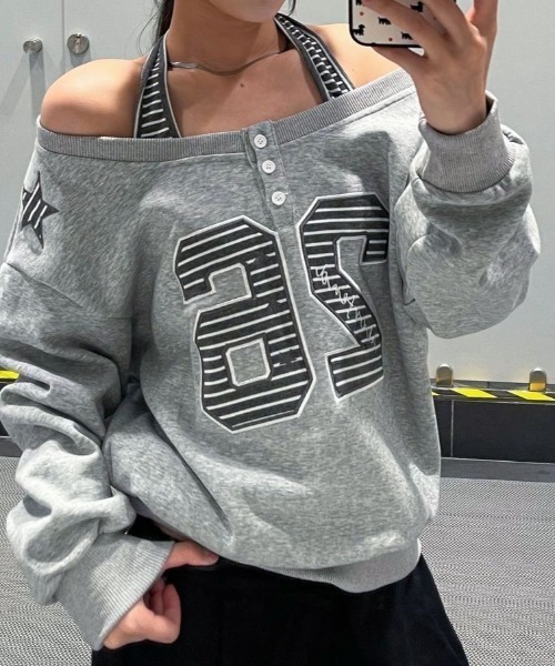 SHERU(シェル)の「ヘンリーネック オフショルダー ナンバリングオーバーサイズスウェットトップスY2K レディース(Tシャツ/カットソー・レディース・グレー/ネイビー・M)」の1枚目の写真