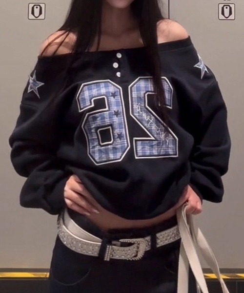SHERU(シェル)の「ヘンリーネック オフショルダー ナンバリングオーバーサイズスウェットトップスY2K レディース(Tシャツ/カットソー・レディース・グレー/ネイビー・M)」の5枚目の写真