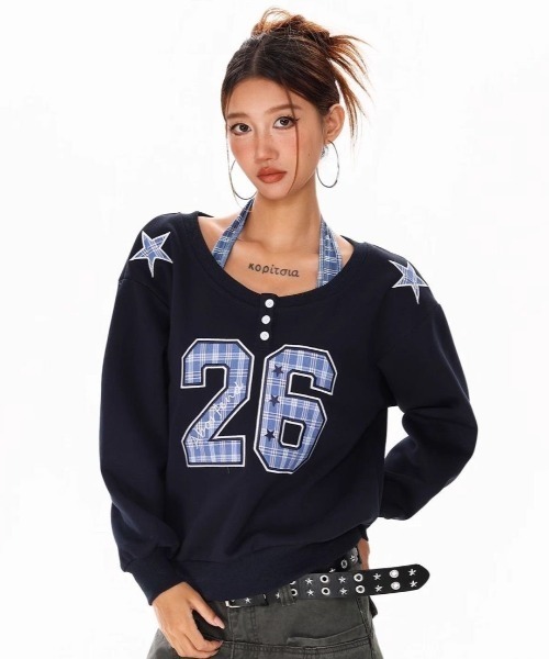 SHERU(シェル)の「ヘンリーネック オフショルダー ナンバリングオーバーサイズスウェットトップスY2K レディース(Tシャツ/カットソー・レディース・グレー/ネイビー・M)」の3枚目の写真