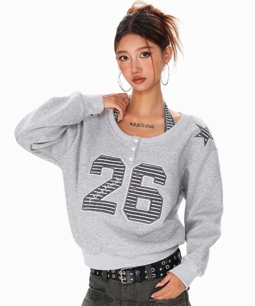 SHERU(シェル)の「ヘンリーネック オフショルダー ナンバリングオーバーサイズスウェットトップスY2K レディース(Tシャツ/カットソー・レディース・グレー/ネイビー・M)」の4枚目の写真
