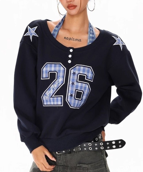 SHERU(シェル)の「ヘンリーネック オフショルダー ナンバリングオーバーサイズスウェットトップスY2K レディース(Tシャツ/カットソー・レディース・グレー/ネイビー・M)」の8枚目の写真