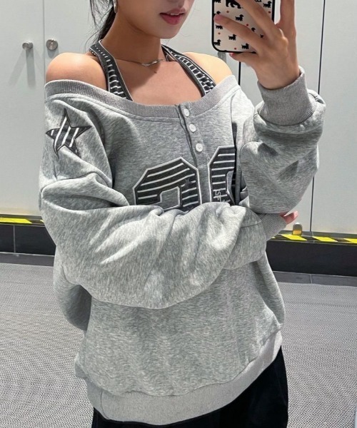SHERU(シェル)の「ヘンリーネック オフショルダー ナンバリングオーバーサイズスウェットトップスY2K レディース(Tシャツ/カットソー・レディース・グレー/ネイビー・M)」の9枚目の写真
