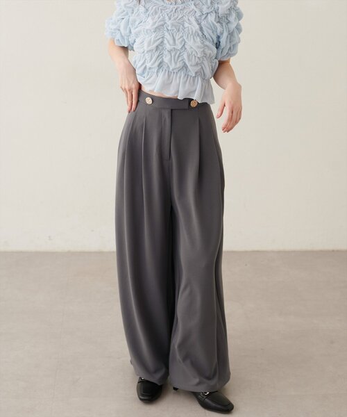 natural couture(ナチュラルクチュール)の「〈canami〉金釦カットジョーゼットタックワイドパンツ(その他パンツ・レディース・ライトベージュ/チャコールグレー/ブラウン・SMALL/MEDIUM)」の6枚目の写真