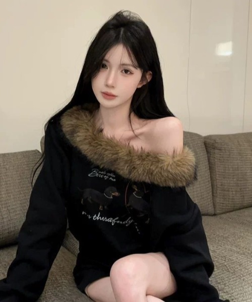AVYL(アヴィル)の「ファー切替オフショルダアダックスフンドイラストスウェット(スウェット・レディース・ブラック/アイボリー・M)」の2枚目の写真
