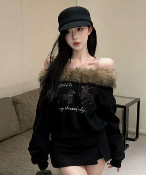 AVYL(アヴィル)の「ファー切替オフショルダアダックスフンドイラストスウェット(スウェット・レディース・ブラック/アイボリー・M)」の8枚目の写真