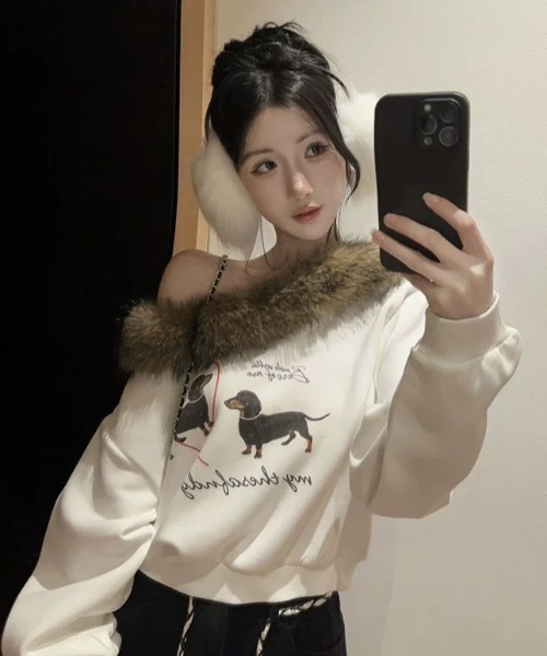 AVYL(アヴィル)の「ファー切替オフショルダアダックスフンドイラストスウェット(スウェット・レディース・ブラック/アイボリー・M)」の11枚目の写真