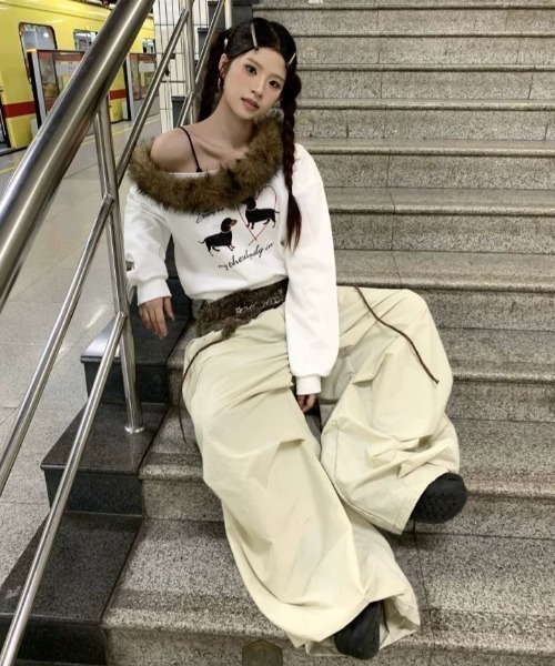 AVYL(アヴィル)の「ファー切替オフショルダアダックスフンドイラストスウェット(スウェット・レディース・ブラック/アイボリー・M)」の13枚目の写真