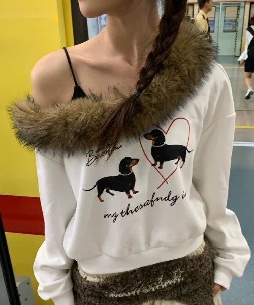 AVYL(アヴィル)の「ファー切替オフショルダアダックスフンドイラストスウェット(スウェット・レディース・ブラック/アイボリー・M)」の19枚目の写真