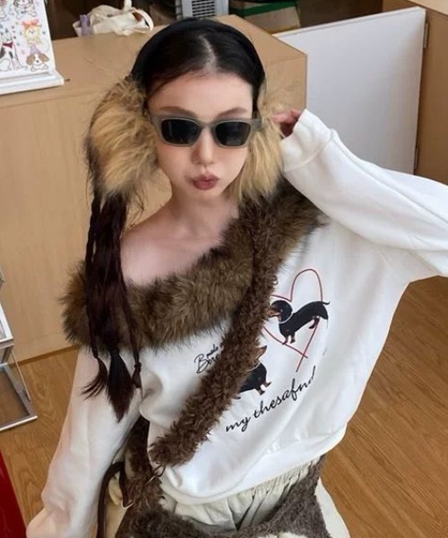 AVYL(アヴィル)の「ファー切替オフショルダアダックスフンドイラストスウェット(スウェット・レディース・ブラック/アイボリー・M)」の3枚目の写真