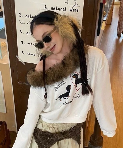 AVYL(アヴィル)の「ファー切替オフショルダアダックスフンドイラストスウェット(スウェット・レディース・ブラック/アイボリー・M)」の4枚目の写真