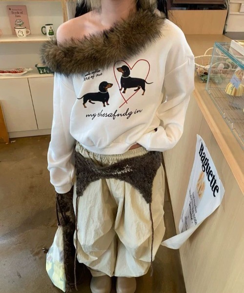 AVYL(アヴィル)の「ファー切替オフショルダアダックスフンドイラストスウェット(スウェット・レディース・ブラック/アイボリー・M)」の5枚目の写真