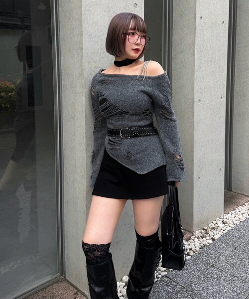 Mavie..7(メヴィセットゥ)の「【Mavie..7】ダメージワンショルプルオーバー(ニット/セーター・レディース・グレー/ブラック・FREE)」の2枚目の写真
