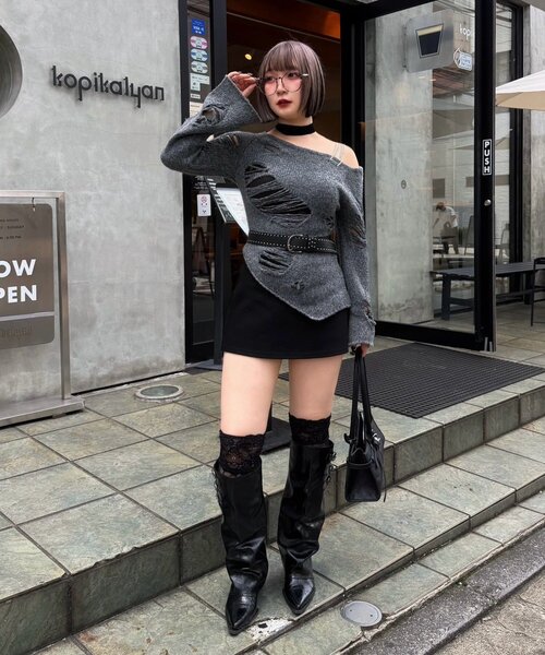 Mavie..7(メヴィセットゥ)の「【Mavie..7】ダメージワンショルプルオーバー(ニット/セーター・レディース・グレー/ブラック・FREE)」の4枚目の写真