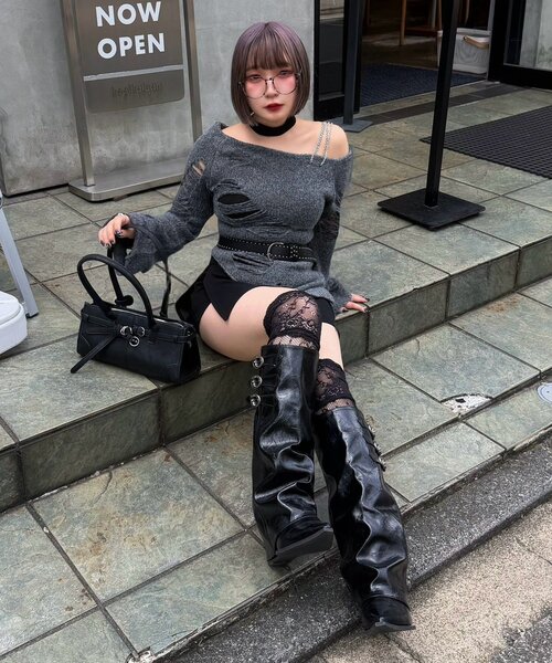 Mavie..7(メヴィセットゥ)の「【Mavie..7】ダメージワンショルプルオーバー(ニット/セーター・レディース・グレー/ブラック・FREE)」の5枚目の写真