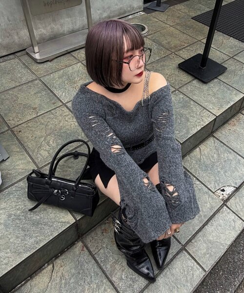 Mavie..7(メヴィセットゥ)の「【Mavie..7】ダメージワンショルプルオーバー(ニット/セーター・レディース・グレー/ブラック・FREE)」の6枚目の写真