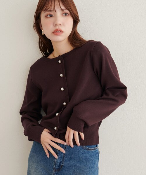 natural couture（ナチュラルクチュール）の「パール釦総針カーデ（カーディガン/ボレロ・レディース・サックスブルー/ライトベージュ/グレー/チャコールグレー/ブラウン・FREE）」の4枚目の写真