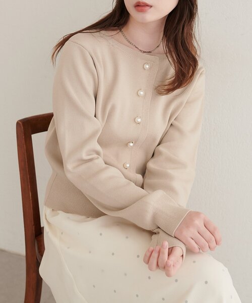 natural couture（ナチュラルクチュール）の「パール釦総針カーデ（カーディガン/ボレロ・レディース・サックスブルー/ライトベージュ/グレー/チャコールグレー/ブラウン・FREE）」の5枚目の写真