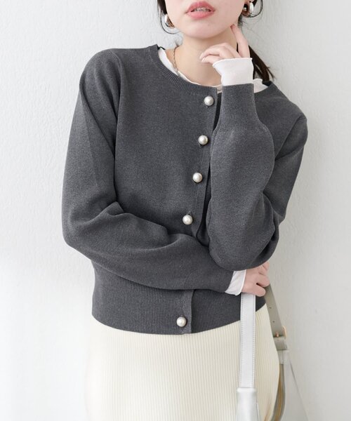 natural couture（ナチュラルクチュール）の「パール釦総針カーデ（カーディガン/ボレロ・レディース・サックスブルー/ライトベージュ/グレー/チャコールグレー/ブラウン・FREE）」の2枚目の写真