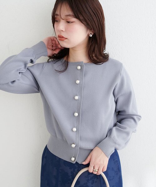 natural couture（ナチュラルクチュール）の「パール釦総針カーデ（カーディガン/ボレロ・レディース・サックスブルー/ライトベージュ/グレー/チャコールグレー/ブラウン・FREE）」の7枚目の写真