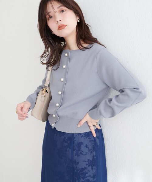 natural couture（ナチュラルクチュール）の「パール釦総針カーデ（カーディガン/ボレロ・レディース・サックスブルー/ライトベージュ/グレー/チャコールグレー/ブラウン・FREE）」の8枚目の写真
