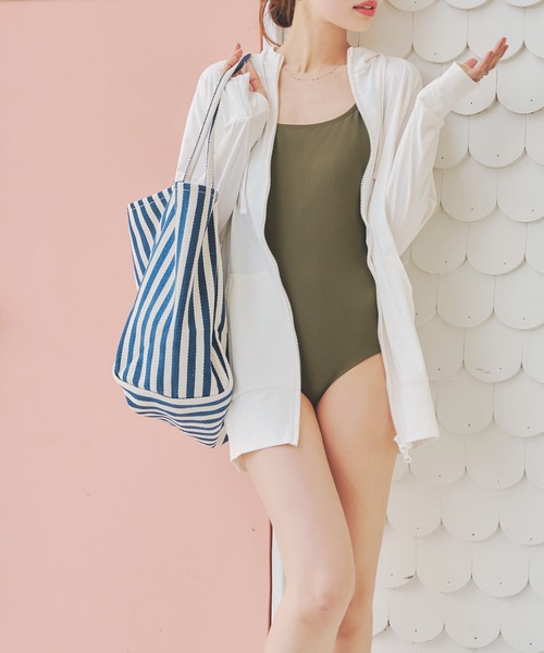 sea.（シードット）の「UVカット吸水速乾ロング丈ラッシュガードパーカー（ラッシュガード・レディース・ホワイト×ネイビー/ネイビー/コーラル/ブラック/オフホワイト/サックスブルー/ホワイト×ブラック/ブラック系/ホワイト系・M/L）」の12枚目の写真