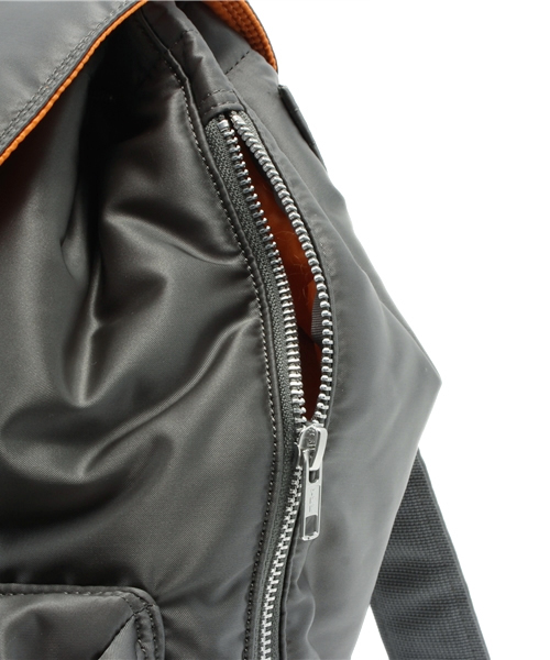 PORTER(ポーター)の「PORTER TANKER RUCKSACK <B印 YOSHIDA SELECT>(バックパック/リュック・メンズ・ブラック系その他・ONE SIZE)」の3枚目の写真