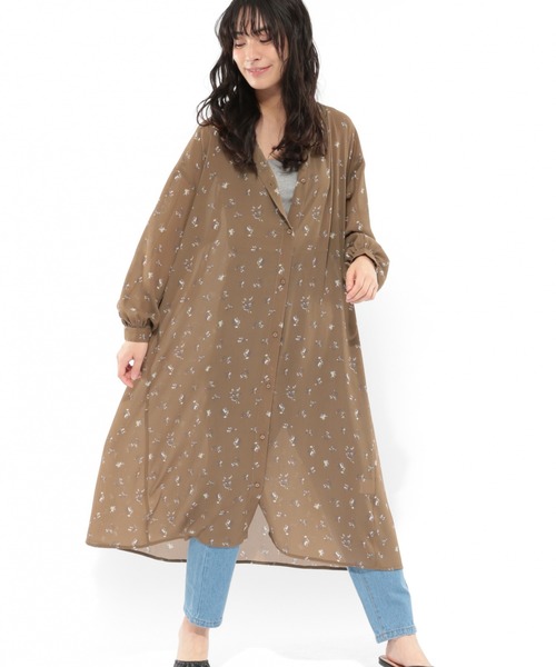 LAKOLE(ラコレ)の「フローラルバックギャザーワンピース / LAKOLE(ワンピース・レディース・ネイビー/ベージュ・SMALL/MEDIUM)」の2枚目の写真