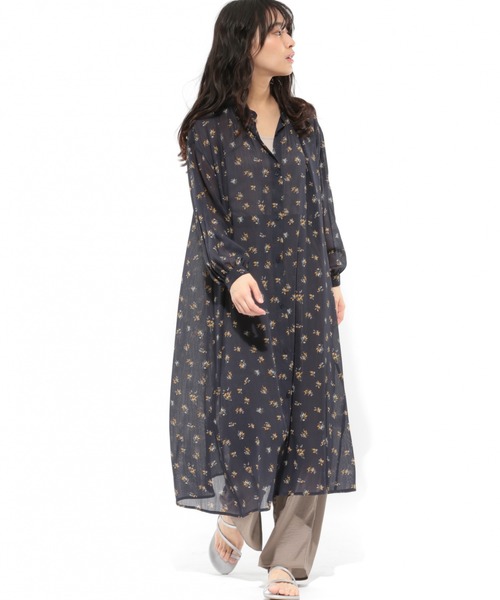 LAKOLE(ラコレ)の「フローラルバックギャザーワンピース / LAKOLE(ワンピース・レディース・ネイビー/ベージュ・SMALL/MEDIUM)」の5枚目の写真
