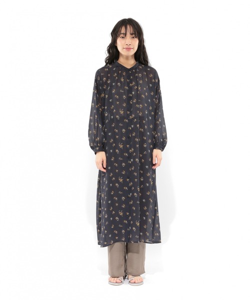 LAKOLE(ラコレ)の「フローラルバックギャザーワンピース / LAKOLE(ワンピース・レディース・ネイビー/ベージュ・SMALL/MEDIUM)」の7枚目の写真