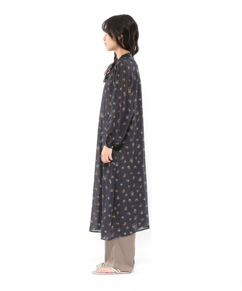 LAKOLE(ラコレ)の「フローラルバックギャザーワンピース / LAKOLE(ワンピース・レディース・ネイビー/ベージュ・SMALL/MEDIUM)」の8枚目の写真