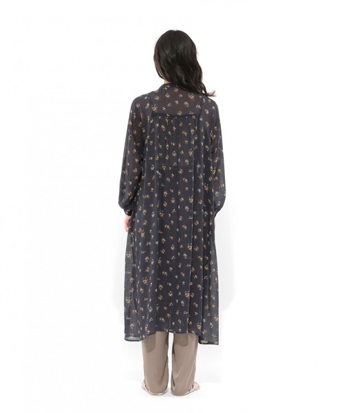 LAKOLE(ラコレ)の「フローラルバックギャザーワンピース / LAKOLE(ワンピース・レディース・ネイビー/ベージュ・SMALL/MEDIUM)」の9枚目の写真
