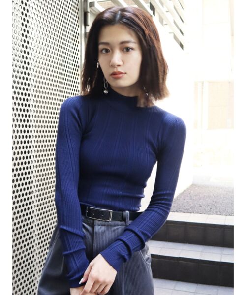 EMODA(エモダ)の「コンパクトハイネックニット(ニット/セーター・レディース・ブラック/ベージュ/ネイビー/ブラウン・FREE)」の4枚目の写真