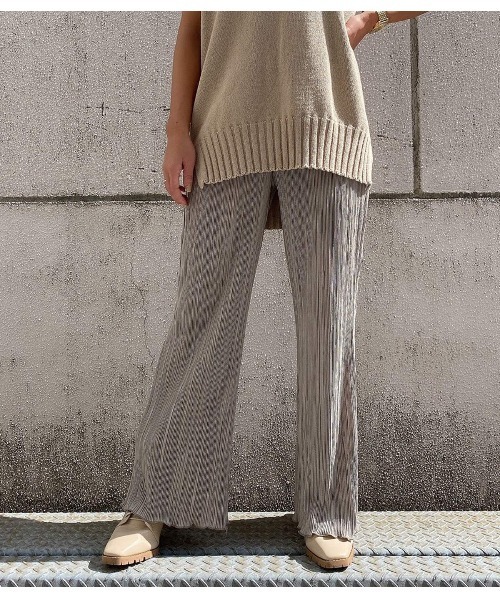 LiSeek（リシーク）の「【LiSeeK】光沢プリーツストレートパンツ（その他パンツ・レディース・ブラック/ミント/ブルー/ライトブラウン・FREE）」の3枚目の写真