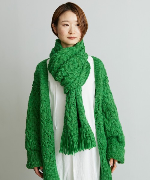 cardo fabrica（カルドファブリカ）の「ケーブル×透かし編みハンドニットマフラー（マフラー・レディース・グリーン・FREE）」の4枚目の写真