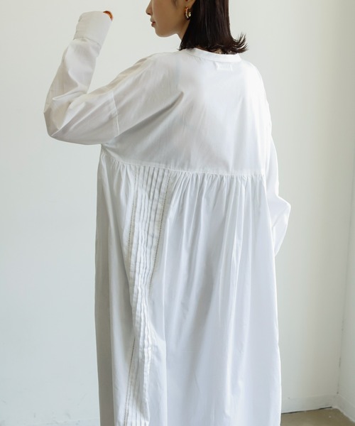 Birthday room（バースデイルーム）の「1枚でこなれ感。ピンタックキャンブリックワンピース（ワンピース・レディース・ホワイト/ブラック/グレイッシュベージュ・FREE）」の14枚目の写真