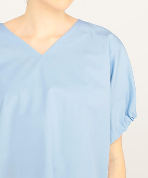 TOMORROWLAND collection（トゥモローランドコレクション）の「コットントロピカル リボンカフスVネックブラウス（シャツ/ブラウス・レディース・ホワイト/ダークブラウン/ネイビー/サックスブルー・36）」の17枚目の写真