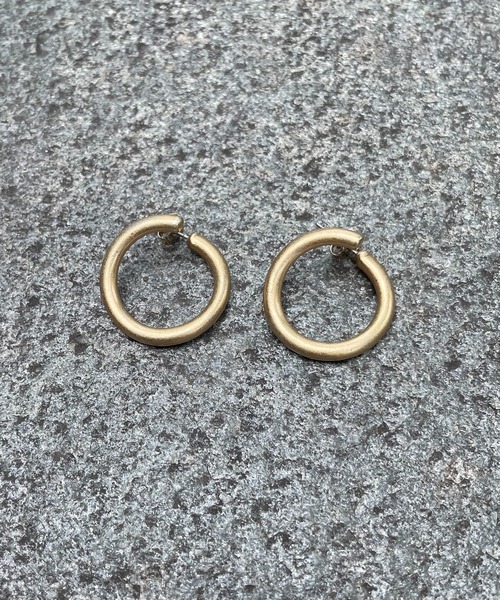 SPIRALGIRL（スパイラルガール）の「マットフープピアス（ピアス（両耳用）・レディース・シルバー/ゴールド・FREE）」の2枚目の写真