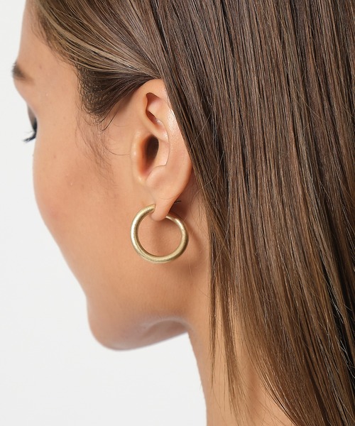 SPIRALGIRL（スパイラルガール）の「マットフープピアス（ピアス（両耳用）・レディース・シルバー/ゴールド・FREE）」の3枚目の写真