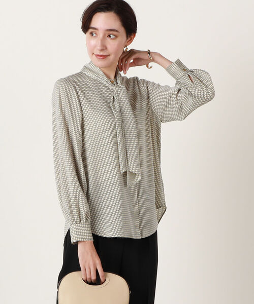 NOLLEY’S Sophi（ノーリーズソフィ）の「ウォッシャブルボウタイ付きプリントブラウス（シャツ/ブラウス・レディース・ホワイト系その他4/ブラック系その他3・38/36）」の2枚目の写真