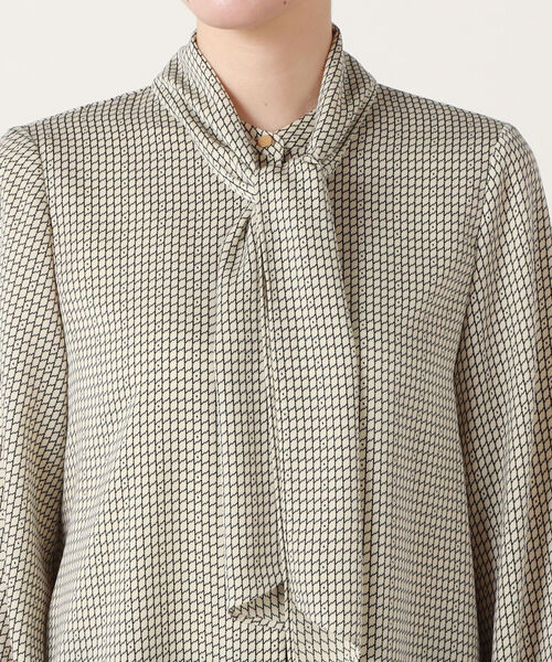 NOLLEY’S Sophi（ノーリーズソフィ）の「ウォッシャブルボウタイ付きプリントブラウス（シャツ/ブラウス・レディース・ホワイト系その他4/ブラック系その他3・38/36）」の4枚目の写真