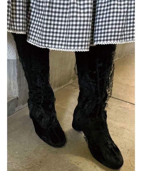 merry jenny（メリージェニー）の「フリルベロアニーブーツ（ブーツ・レディース・ブラック/アイボリー・MEDIUM/LARGE）」の2枚目の写真