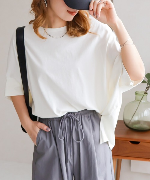 Social GIRL（ソーシャルガール）の「スリットドルマンムジロゴTシャツ（Tシャツ/カットソー・レディース・ブラック/オフホワイト/モカ/ワイン/グレイッシュベージュ/チャコール/グリーン/ホワイト系その他/ベージュ系その他/ブラック系その他/イエロー×グレー/スモークピンク/イエロー・M）」の2枚目の写真