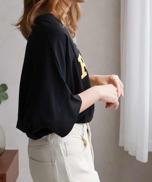 Social GIRL（ソーシャルガール）の「スリットドルマンムジロゴTシャツ（Tシャツ/カットソー・レディース・ブラック/オフホワイト/モカ/ワイン/グレイッシュベージュ/チャコール/グリーン/ホワイト系その他/ベージュ系その他/ブラック系その他/イエロー×グレー/スモークピンク/イエロー・M）」の16枚目の写真