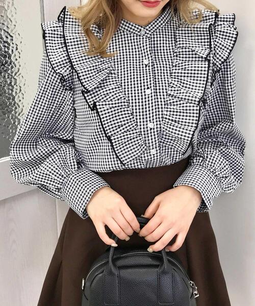 INGNI（イング）の「Vネックフリルブラウス（シャツ/ブラウス・レディース・ブラック/サックスブルー系1/オフホワイト/ブラック系その他3・M）」の3枚目の写真