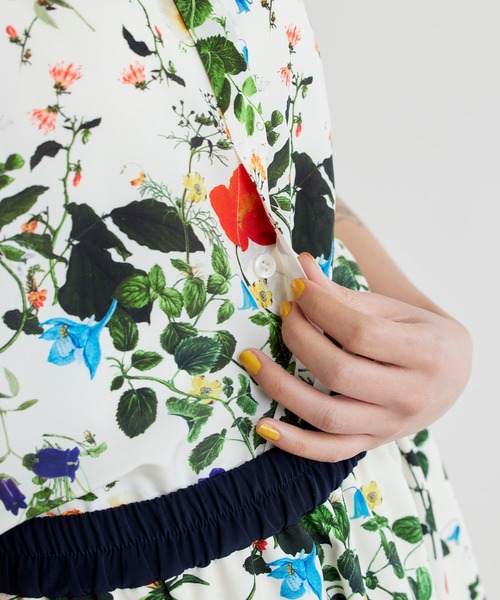 NOISE MAKER（ノイズメーカー）の「ボタニカル柄フレンチスリーブブラウス（シャツ/ブラウス・レディース・ブラック/オフホワイト・FREE）」の4枚目の写真