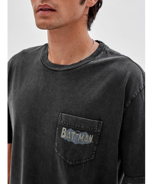 Guess（ゲス）の「GUESS Originals x Batman Spotlight Tee（Tシャツ/カットソー・メンズ・ブラック・MEDIUM/LARGE/SMALL/X-LARGE）」の4枚目の写真