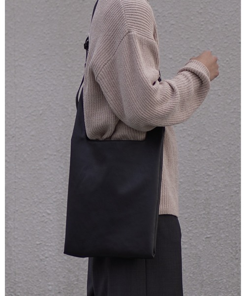 DEVICE（デバイス）の「【インフルエンサー つぐ吉×DEVICE コラボ】Rename フェイクレザー 2WAY  ショッパー ショルダーバッグ（ショルダーバッグ・メンズ・ブラック・FREE）」の8枚目の写真