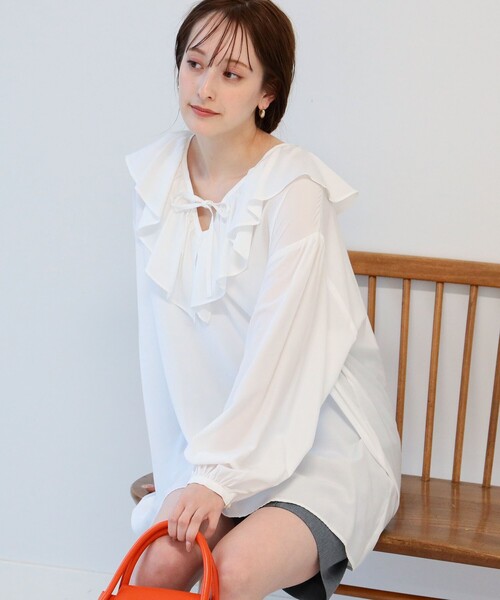 Ray BEAMS(レイビームス)の「Ray BEAMS / ラッフルカラー ロング ブラウス(シャツ/ブラウス・レディース・ホワイト/ブラック・ONE SIZE)」の7枚目の写真